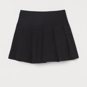 SOLD!!!H&M plus size black pleated mini